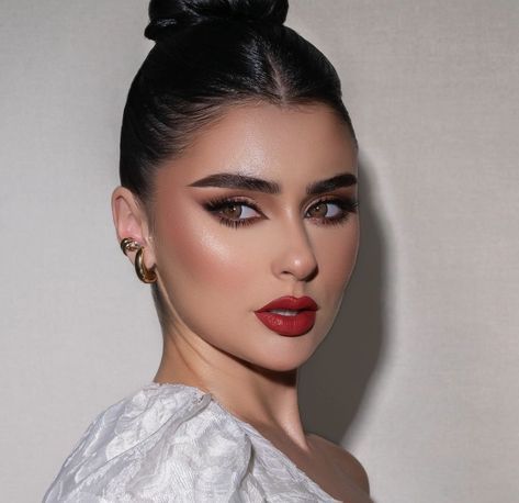 Eyeshadow Looks For Red Outfit, Formal Black Dress Makeup Red Lips, Makeup With Burgundy Dress, Wine Red Makeup Look, Makeup For A Red Dress, Bridal Makeup Red Lips, Retro Makeup Looks, Arabic Eye Makeup, Makeup Drawers