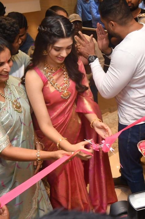 Kriti Shetty graces an inaugural event in a peach silk saree! Peach Silk Saree, Rasi Khanna, Kriti Shetty, Bridal Entry, Krithi Shetty, Super Idol, Hair Style On Saree, Easy Hairdos, Indian Bride Outfits