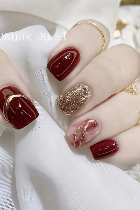 33 CHARMING RED AND GOLD NAIL IDEAS Simple Red Nails Designs, Nail Elegant Design, Gel Polish Nail Designs Classy, Red Gold Nail Art, Gold And Maroon Nails, Red And Gold Nails Short, Red Elegant Nails, Red And Gold Nail Ideas, Nailart Simple Elegant