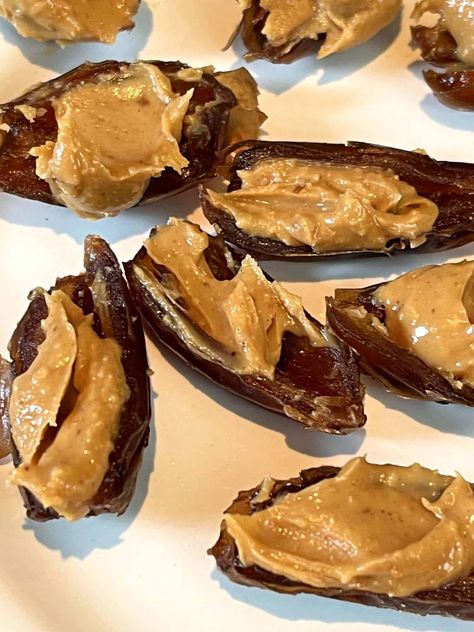 Enjoy a delicious and healthy snack with Peanut Butter Stuffed Dates. Quick to prepare, these sweet and salty treats are perfect for satisfying your cravings. Peanut Butter Stuffed Dates, Grinch Fruit, Date Recipes Healthy, Grinch Fruit Kabobs, 1960s Food, Stuffed Dates, Kabob Skewers, Salty Treats, Fruit Kabobs