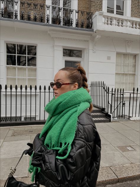 Bright Green Scarf Outfit, Green Bag Outfit Winter, Bright Scarf Outfit Winter, Olive Green Scarf Outfit, Teal Scarf Outfit, Bright Scarf Outfit, Green Winter Outfits, Green Scarf Outfit, White Scarf Outfit