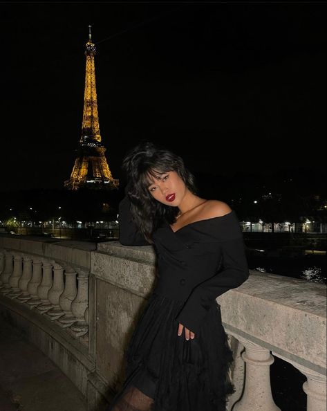 Eiffel Tower Picture Ideas, Eiffel Tower Outfit, Paris Picture Ideas, Paris Trip Outfits, Eurotrip Outfits, Eiffel Tower Pictures, Jihoon Kim, Paris Pics, Paris Photo Ideas