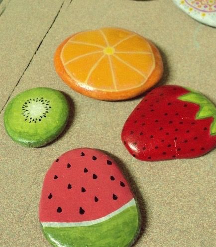 Rocks painted to look like pieces of fruit! So cute -- and easy too! Art Pierre, Chalk Painting, Painted Rocks Kids, Painted Rocks Diy, Rock Painting Ideas Easy, Rock Painting Patterns, Paint Rock, Rock Painting Designs, Stone Crafts