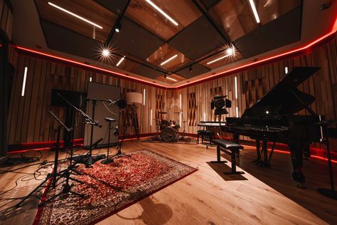 Music Studio Room Luxury, Music Room School, Sound Studio Design, Recording Studio Design Home, Music Studio Room Design, Studio Room Design, Radio Studio, Music Lounge, Music Room Design