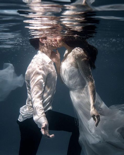 Vin Abrenica, Underwater Kiss, Underwater Wedding, Underwater Art, Under The Water, 사진 촬영 포즈, Water Photography, Underwater Photography, Pose References