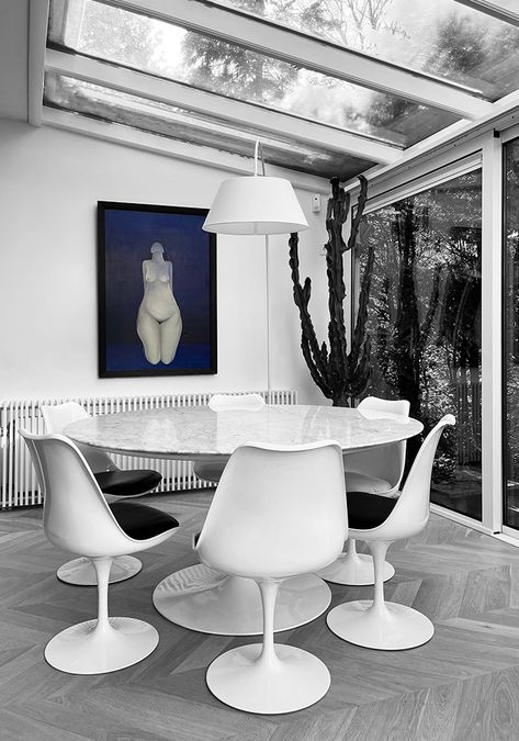 Saarinen Tulip table with Carrara Marble Top. Increased Natural light with Modern Glass Extension. Saarinen Dining Table, Saarinen Tulip Table, Tulip Table, Glass Extension, Furniture Board, Table Dining, Design Minimal, Carrara Marble, Modern Glass