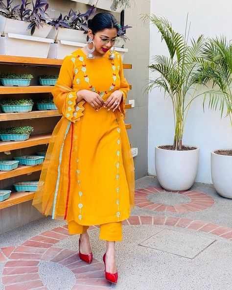 Mustard Suit, Latest Punjabi Suits, Punjabi Dress Design, Bride Suit, Punjabi Suits Designer Boutique, Embroidery Suits Punjabi, Trendy Suits, Wedding Simple, Designer Punjabi Suits