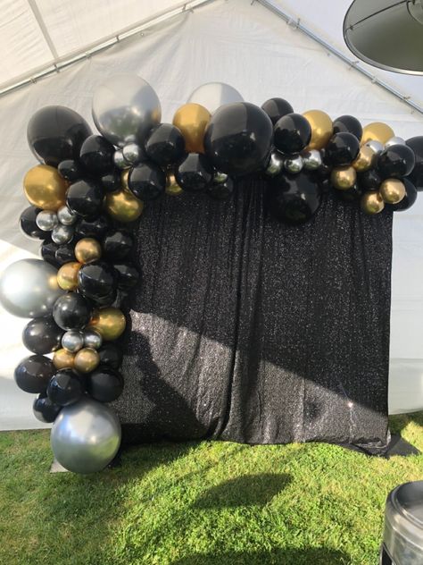 65th Birthday Backdrop Ideas, Black And Gold Backdrop Ideas Birthday, Black White Gold Backdrop, Gold And Black Backdrop Ideas, Black Backdrop With Balloons, Black Backdrop Ideas, Black And Gold Backdrop Ideas, Draped Backdrop, Birthday Bg