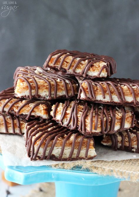 Samoa Cookie Bars - taste just like the real thing! Full of caramel and coconut and covered in chocolate! Samoa Cookie, Life Love And Sugar, Samoa Cookies, Buttery Shortbread Cookies, Creeper Minecraft, Köstliche Desserts, Girl Scout Cookies, Brownie Bar, Brownie Cookies