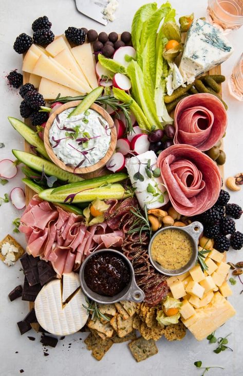 Don't let those gorgeously arranged meat-and-cheese trays intimidate you! Creating the perfect keto charcuterie board is super easy and, honestly, super fun. With these basic tips, you'll always have a perfect party appetizer to wow your friends and family. Charcuterie Board Ideen, Bacon Chips, Meat And Cheese Tray, Just Spices, Cheese Trays, Kinds Of Cheese, Charcuterie And Cheese Board, Charcuterie Recipes, Perfect Keto