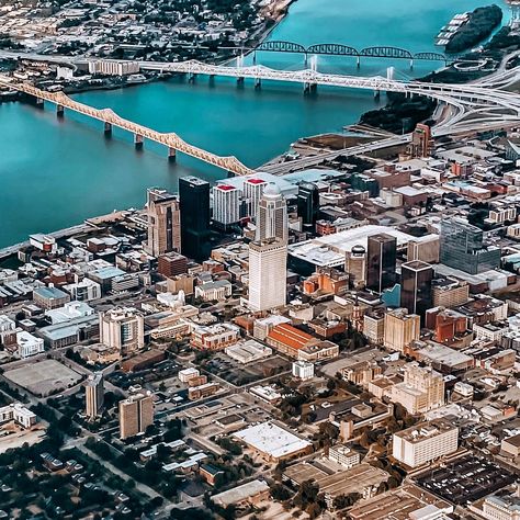 Feature photo in #DowntownLouisville by @a.d.travels Media Source: https://www.instagram.com/p/CL63OsIMZdE/ Louisville Kentucky, Beautiful Images, Kentucky, City Photo, Media, Photographer, Water, Instagram