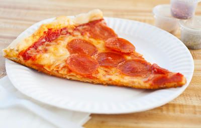 Can You Eat Pizza Every Day And Still Lose Weight?  https://www.womenshealthmag.com/weight-loss/lose-weight-eating-pizza?utm_campaign=DailyDose Low Calorie Alcohol, Pizza Factory, Pizza Pockets, Piece Of Pizza, Pizza Snacks, Bad Diet, Eating Pizza, Dominos Pizza, Pizza Rolls