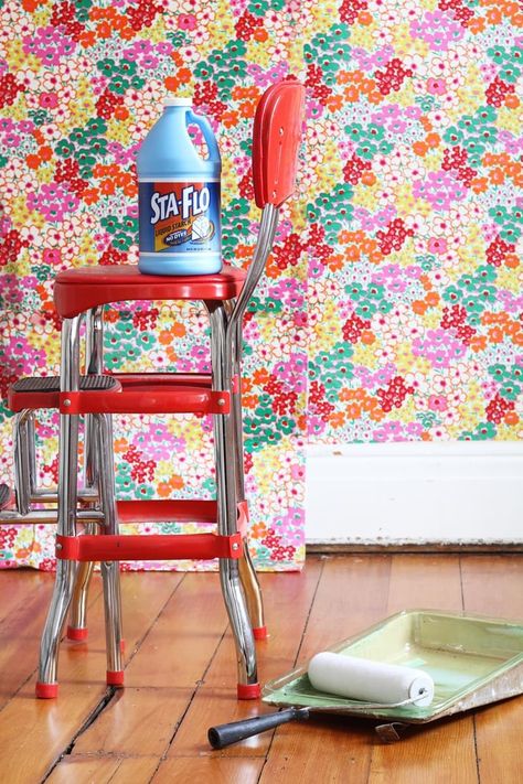 Ten easy DIY projects to dress up your dorm room. Renters Decorating, Fabric Walls, Dekor Diy, Hanging Fabric, Temporary Wallpaper, Fabric Pictures, Rental Decorating, Diy Wallpaper, Cool Apartments