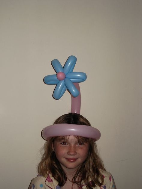 Ballon Modelling, Easy Balloon Animals, Balloon Hats, Glasgow Wedding, Balloon Hat, Twisting Balloons, How To Make Balloon, Balloon Toys, Balloon Modelling