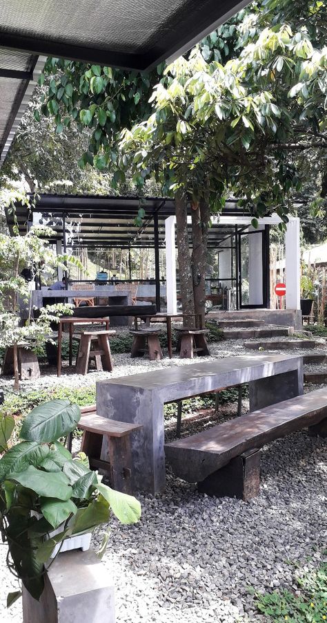 mimiti coffee in Bandung Coffee Shop Design Outdoor, Cafe Bandung, Outdoor Restaurant Patio, Coffee House Design, Brewery Design, Outdoor Restaurant Design, Cafe Terrace, Cafe Shop Design, Areas Verdes