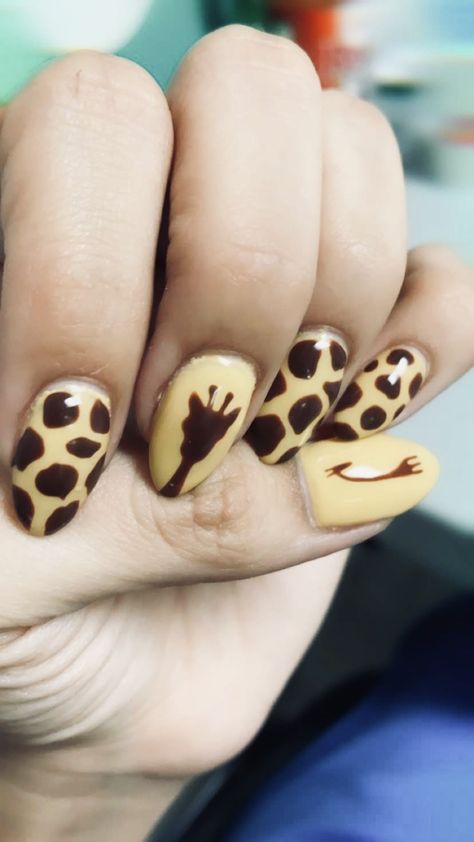 Nail Art Motif, Giraffe Nails, Safari Nails, Painted Giraffe, Giraffe Spots, Animal Nail Designs, Yellow Nail Art, Aurora Nails, Animal Nail Art