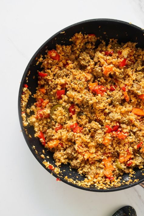 20-Minute Spicy Cauliflower Rice With Ground Turkey - Beauty Bites Turkey Cauliflower Rice, Turkey Cauliflower, Tasty Cauliflower, Beauty Bites, Spicy Cauliflower, Healthy Ground Beef, Cauliflower Rice Recipes, Healthy High Protein Meals, High Protein Low Carb Recipes