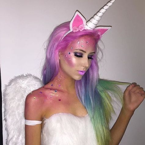 With Halloween just two weeks away, most people have already found their killer costume, or at least halfway to deciding on one. But if you’re still lost on what to rock up as at this year’s Halloween party, fear no more. this unicorn costume is the outfit this Halloween, featuring a white body, glitter makeup, a unicorn horn and rainbow hair. Extreme Make-up, Unicorn Makeup Halloween, Creative Halloween Makeup, Halloweenský Makeup, Halloween Make-up Looks, Unicorn Halloween Costume, Festival Make Up, Unicorn Makeup, Holloween Costume