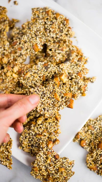 Deserturi Raw Vegan, Almond Brittle, Biscuits Diététiques, Brittle Recipes, Healthy Bars, Resep Diet, Healthy Snacks Easy, Healthy Cookies, Healthy Sweets