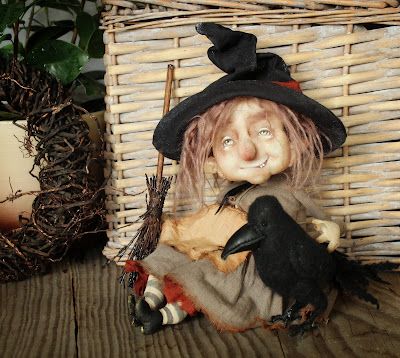 "Creepy cute dolls": Witch with a crow Cloth Doll Patterns, Kitchen Witch Doll, Doll Creepy, Entryway Organizer, A Crow, Rag Doll Pattern, Witch Doll, Monster Dolls, Key Rack