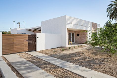 Sol-courtyard-house-The-Ranch-Mine-2 Modern Courtyard House, White Stucco Exterior, White Stucco House, Red Brick Exteriors, Modern Courtyard, Stucco Homes, Southwestern Home, Stucco Exterior, Brick Exterior