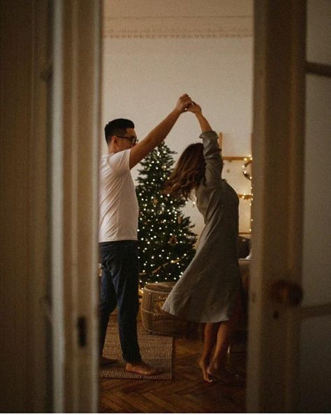 Fireplace Photoshoot, Christmas Couple Photos, Christmas Family Photoshoot, Baby Christmas Photos, Family Portrait Poses, King Photo, Christmas Family Photos, Wallpaper Iphone Christmas, Christmas Photoshoot