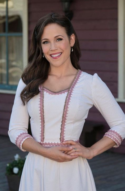 When Calls the Heart Season 7 Elizabeth Thornton Pascale Hutton, Elizabeth Thatcher, Christmas Movies On Tv, Family Christmas Movies, When Calls The Heart, Erin Krakow, Jack And Elizabeth, Teacher Outfits, Krakow