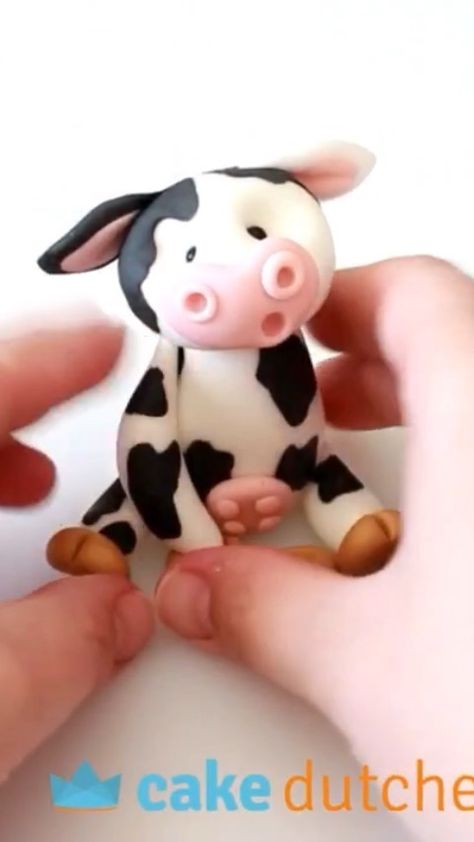 Fondant Cow, Cake Dutchess, Fondant Creations, Christmas Cake Decorations, Modeling Paste, Christmas Cake, Easy Steps, Easy Step, Fondant