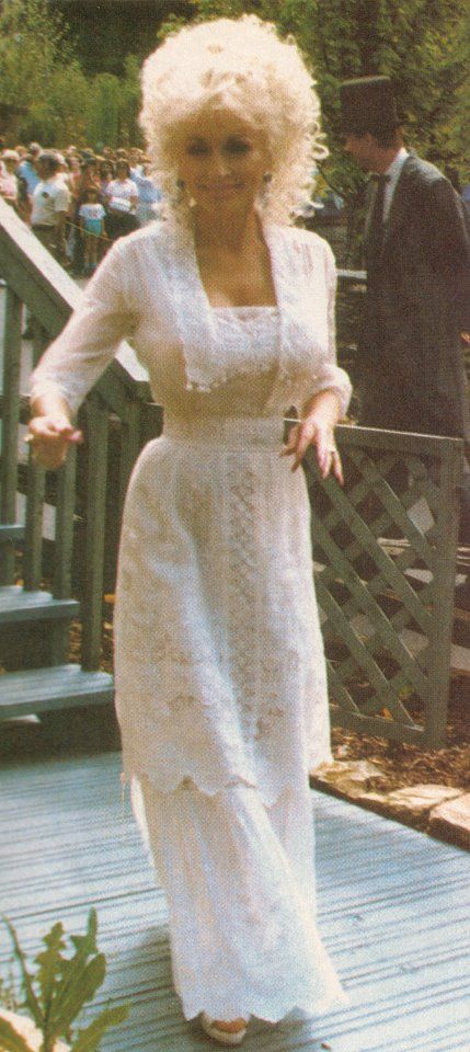 Dolly Parton ...~@ Dollywood Dolly Parton Casual Outfits, Dolly Parton Aesthetic Outfits, Dolly Parton Iconic Looks, Dolly Parton Outfit Ideas, Dolly Parton Bell Bottoms, Dolly Parton Stage Outfit, Dolly Parton Dress, Dolly Parton Outfits, Dolly Parton Denim