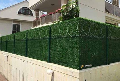 Privacy Backyard Fence, Grass Fence Ideas, Green Fence Ideas, Wedding Stage Design Outdoor, Grass Fence, Unique Landscaping, Artificial Grass Wall, Garden Wall Designs, Fence Gate Design