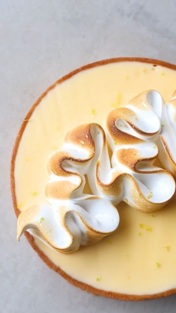 Meringue Cheesecake, Design Cibo, Lemon Meringue Cheesecake, Passion Fruit Curd, Coconut Tart, Small Stove, Lemon Dessert, Baked Alaska, Lemon Dessert Recipes