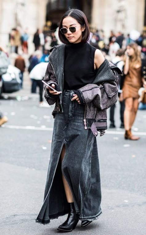 Maxi Denim Skirt Outfit Street Style, Long Denim Skirt Outfit Winter, Midi Jean Skirt Outfits, Long Denim Skirt Outfit Street Styles, Denim Skirt Street Style, Elevated Indie, Denim Maxi Skirt Outfit, Long Denim Skirt Outfit, Yoyo Cao