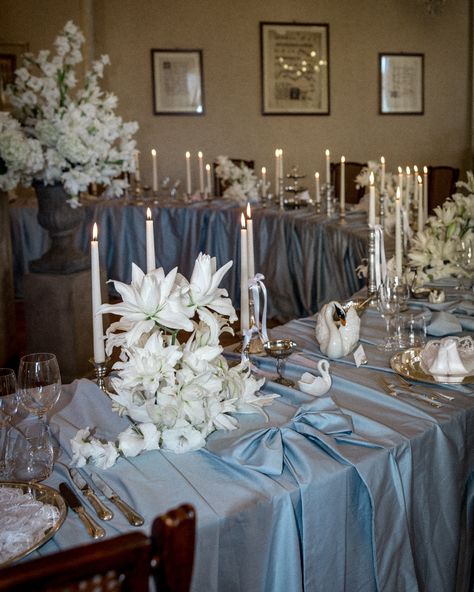 Special donut shaped wedding tablescape, inspired by 80s vibes, light blue tablecloths, candles and bows, lillyum flowers Blue Wedding Candles, Light Blue Wedding Aesthetic, 80s Theme Wedding, Winter Wedding Tablescapes, Silver Wedding Theme, 1980s Wedding, Winter Wedding Color Palette, Swan Wedding, Something Blue Bridal