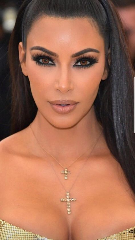 Kim Kardashian Dark Makeup, Kim K Smokey Eye, Eyeshadow Looks 90s, Make Kardashian, Kim Kardashian Eye Makeup, Kim Kardashian Smokey Eye, Kardashian Smokey Eye, Kim Kardashian Jewelry, Smoky Makeup Looks