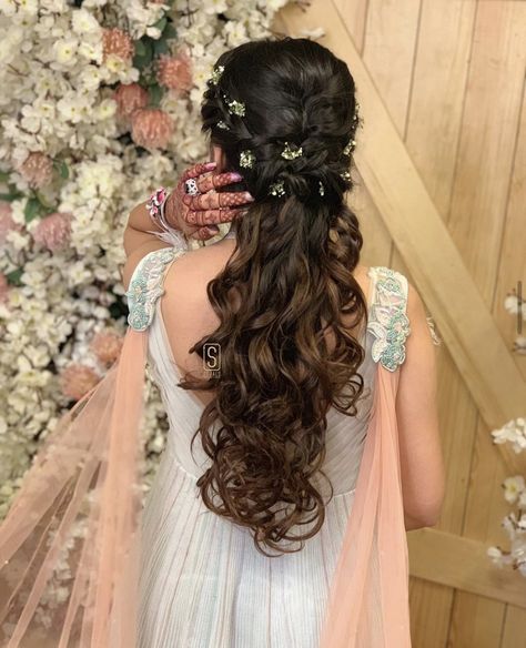 #openhair#flowers#gypsy#wedding#wedmegood#allthingspink Trendy Wedding Hairstyles Indian, Reception Hairdo, Ayush Homam, Haldi Hairstyle, Hairstyles For Reception, Mehendi Hairstyles, Saree Hairstyle, Reception Hairstyle, Engagement Hairstyle