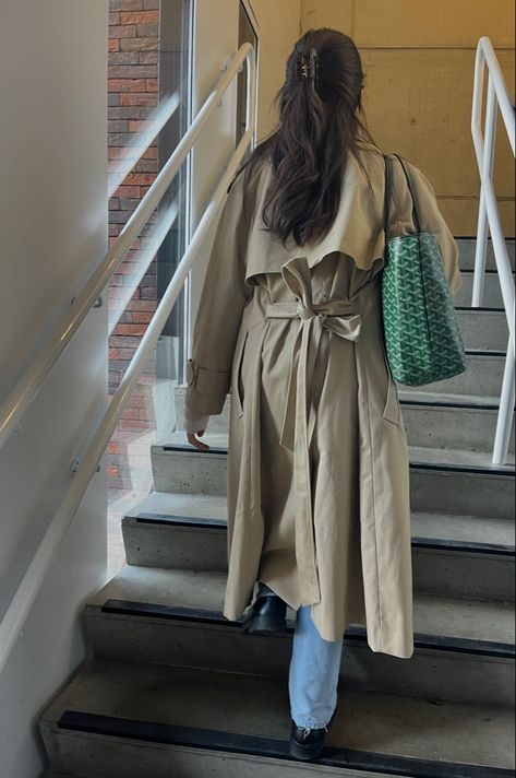 Trench Coat Summer, Trench Coat Outfits Aesthetic, Spring Outfits Trench Coat, Trench Coat Inspiration, Green Goyard Bag Outfit, Green Goyard Outfit, Blue Trenchcoat Outfit, Fall Outfits Trench Coat, Green Goyard Tote Outfit