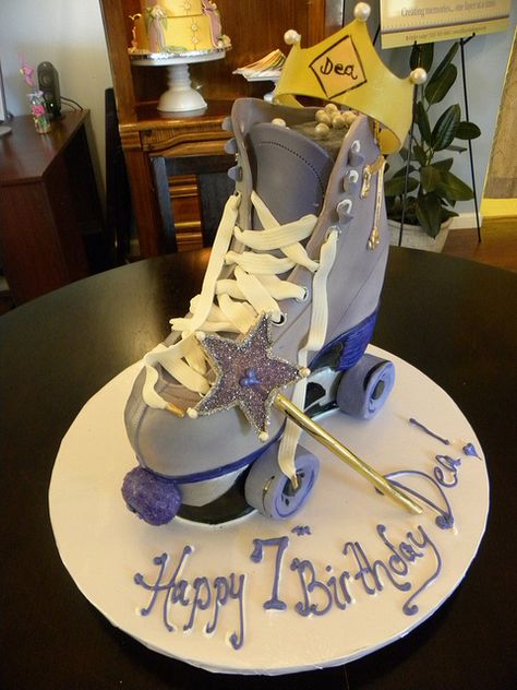 Roller Skate Cake... Really wish I was the Cake Boss, so I could make this for Victoria... sigh... Skates Drawing, Ice Skating Cake, Skating Cake, Calumet Bakery, Snowboarding Girl, Skate Cake, Roller Skate Cake, Roller Skate Birthday Party, Skate Birthday Party