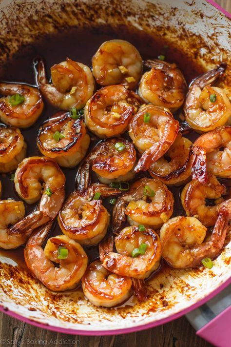 Quick and easy honey garlic shrimp is lip-smacking delicious! Ready in 20 minutes, this healthy dinner will join your regular dinner rotation. Recipe on sallysbakingaddiction.com Honey Shrimp, Honey Garlic Shrimp, Shrimp Recipes Healthy, Quick Healthy Dinner, Shrimp Recipes For Dinner, Baked Shrimp, Shrimp Recipes Easy, Shrimp Recipe, Garlic Shrimp