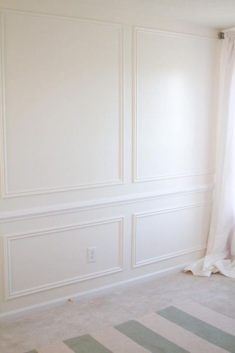 Picture frame molding and chair rail for the hallway leading to family room #diywoodwork Wood Paneling Living Room, Wall Molding Living Room, Bedroom Wainscoting, White Wood Paneling, Dining Room Wainscoting, Wainscoting Styles, Wall Molding, Hus Inspiration, White Bedroom