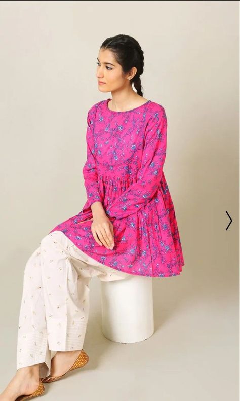 Pakistani Short Kurti, Casual Shalwar Kameez, Shorts Styling, Kurti With Pants, Pink Outfit Ideas, Pakistani Wear, Casual Kurtis, Eastern Wear, Stylish Kurtis Design