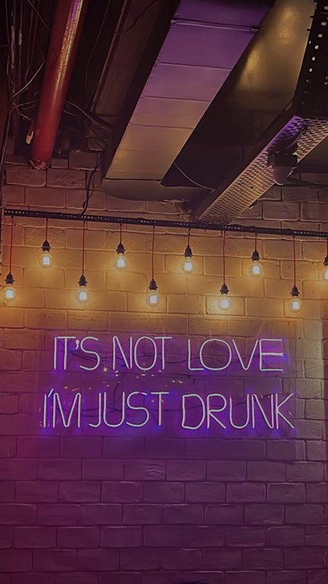 Club Snap, Aesthetic Phrases, Playlist Photos, Waheguru Quotes, Snapchat Best Friends, Alcohol Shop, Alcoholic Drinks Pictures, Party Night Club Aesthetic