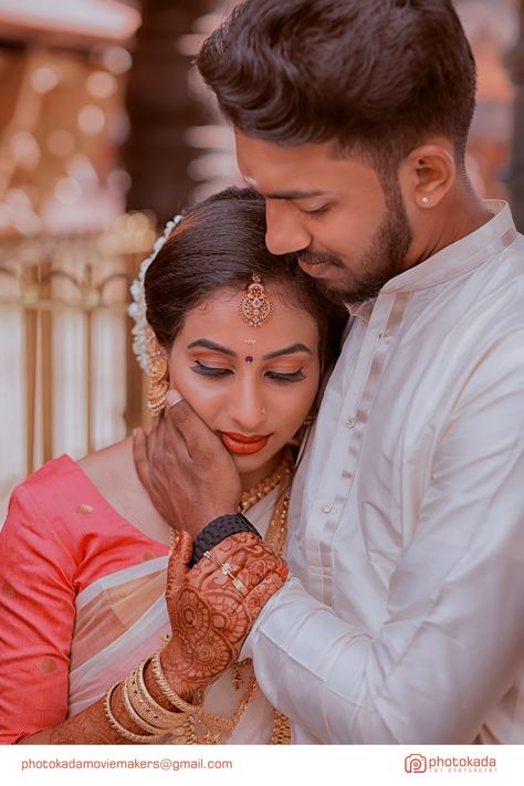 Traditional Look Couple Poses, Traditional Saree Couple Poses, Sari Couple Poses, Marrige Pose, Wedding Photography Ideas Poses, Traditional Poses, Marriage Poses, Poses Romantic, Pose Prewedding