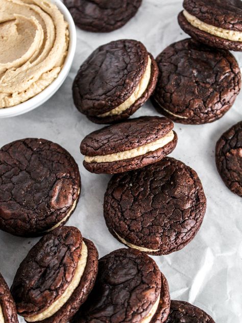 Brownie Cookie Sandwich With Peanut Butter Frosting, Brownie Sandwich Cookies With Peanut Butter Frosting, Brownie Sandwich Cookies, Cookie Frosting Sandwich, Brownie Cookie Sandwiches, Cake Sandwich Ideas Desserts, Peanut Butter Cookie Sandwich, Brownie Sandwich, Buckeye Brownie Cookies