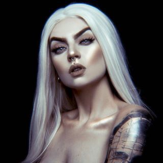 Beatriz Mariano (@beatrizmarianophotography) • Instagram photos and videos Brown White Hair, Snow Goddess, Goddess Of Winter, Beatriz Mariano, Winter Goddess, Hair Pale Skin, Fantasy Photography, Pale Skin, Big Bang Theory