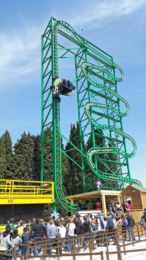 Nid des Marsupilamis is a steel 4th Dimension family roller coaster located at Parc Spirou Provence in Monteux, Provence-Alpes-Côte d'Azur, France. Parc Attraction, Roller Coaster Drawing, 4th Dimension, Luna Park, Parc D'attraction, Antique Radio, Cote D’azur, Winter Park, Party City