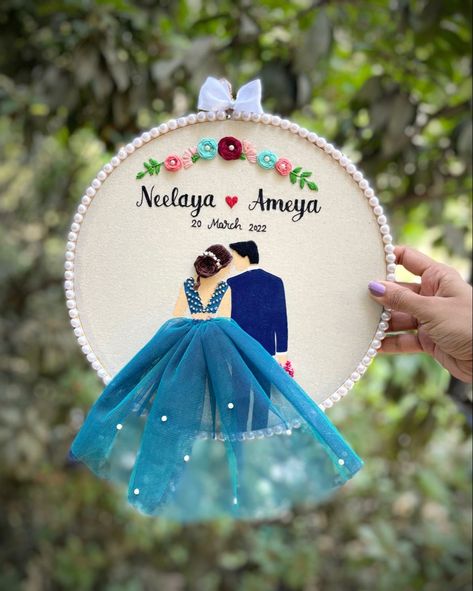 Embroidery Couple Design, Embroidery Calendar, Hand Embroidery Wedding, Embroidery Couple, Couple Embroidery, Couple Frame, Wedding Embroidery Hoop, Hoop Frame, Gifts For Bride