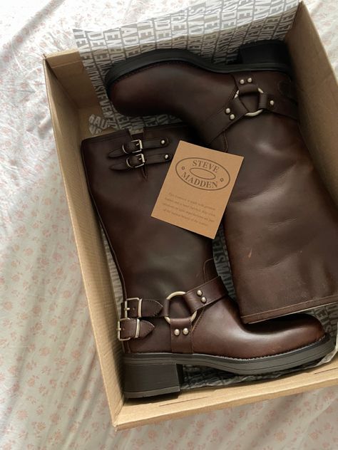 Leather Buckle Boots, Bronx Boots Outfit, Brown Steve Madden Boots Outfits, Vintage Boots Aesthetic, Boot Aesthetic Outfit, 2023 Fall Boots, Aesthetic Heels Vintage, Winter Shoes Aesthetic, Buckle Boots Outfit