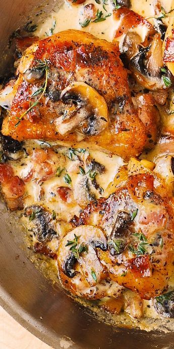 Garlic Design, Oven Garlic, Pizza Dishes, Thyme Sauce, Best Chicken Thigh Recipe, Chicken Thights Recipes, Chicken Oven, Bacon Sauce, Bacon Mushroom