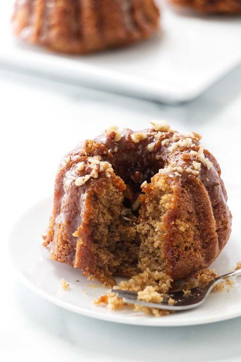 Cozy mini apple Bundt cakes filled with spiced apples and topped with caramel sauce; an easy,  dessert that’s perfect for fall! Mini Apple Bundt Cakes, Cakes With Caramel, Mini Bundt Cakes Recipes, Apple Bundt Cake, Oreo Cookie Crust, Mini Bundt, Chocolate Sugar Cookies, Mini Bundt Cakes, Apple Pies