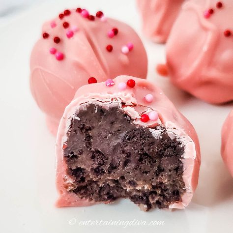 If you're looking for a last-minute Valentine's Day dessert that's easy to make and doesn't take very long, these no-bake Valentine Oreo balls are just the thing! With a pink coating and sprinkles, they look pretty, too! Oreo Balls Recipe, Oreo Balls, Candy Sprinkles, Valentines Day Desserts, Chocolate Sandwich Cookies, Chocolate Sandwich, Valentines Day Treats, Balls Recipe, Candy Melts